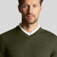 Lyle & Scott Tonal Eagle Merino Blend V Hals Strick - Kaktus grün